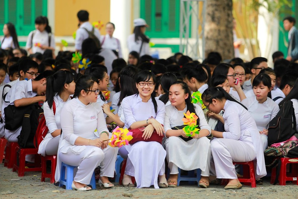 Ngày 2/3/2015, ngôi trường PTTH danh tiếng và lâu đời bậc nhất miền Trung mang tên nhà yêu nước Phan Châu Trinh (Đà Nẵng) bị phá bỏ do đã xuống cấp để xây mới theo chủ trương của thành phố. Dù mừng vui vì sắp có chỗ học khang trang nhưng học trò trường Phan Châu Trinh vẫn ngậm ngùi khi nhớ lại những khoảnh khắc đẹp dưới mái trường cũ này.  